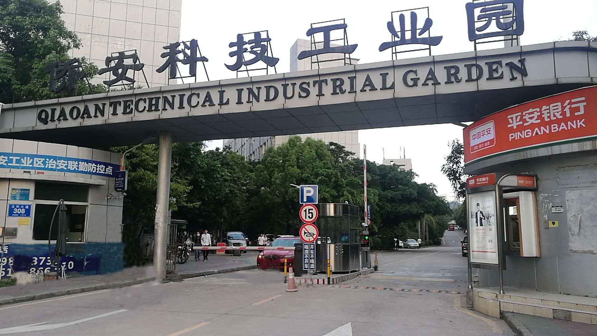 深圳僑安工業(yè)園不銹鋼伸縮門現(xiàn)場(chǎng)案例